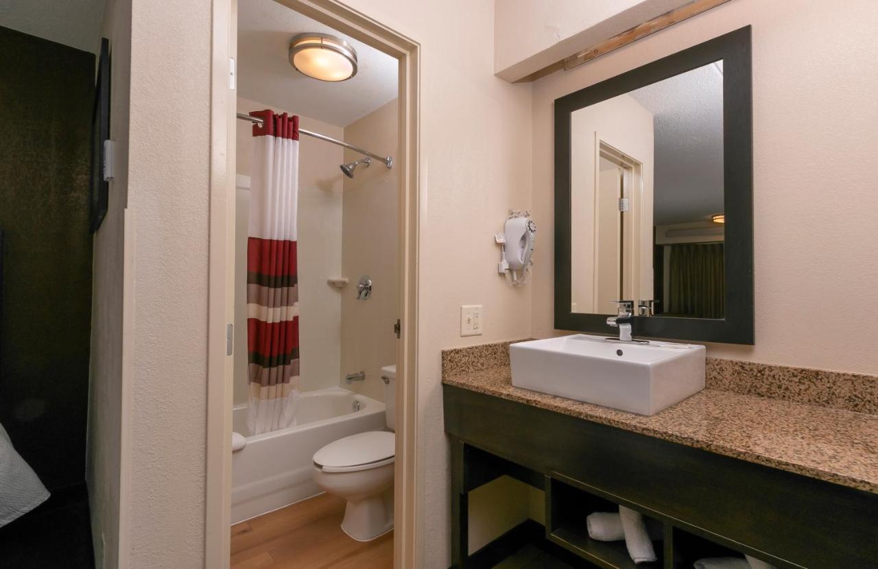 Red Roof Plus+ Atlanta - Buckhead 3*